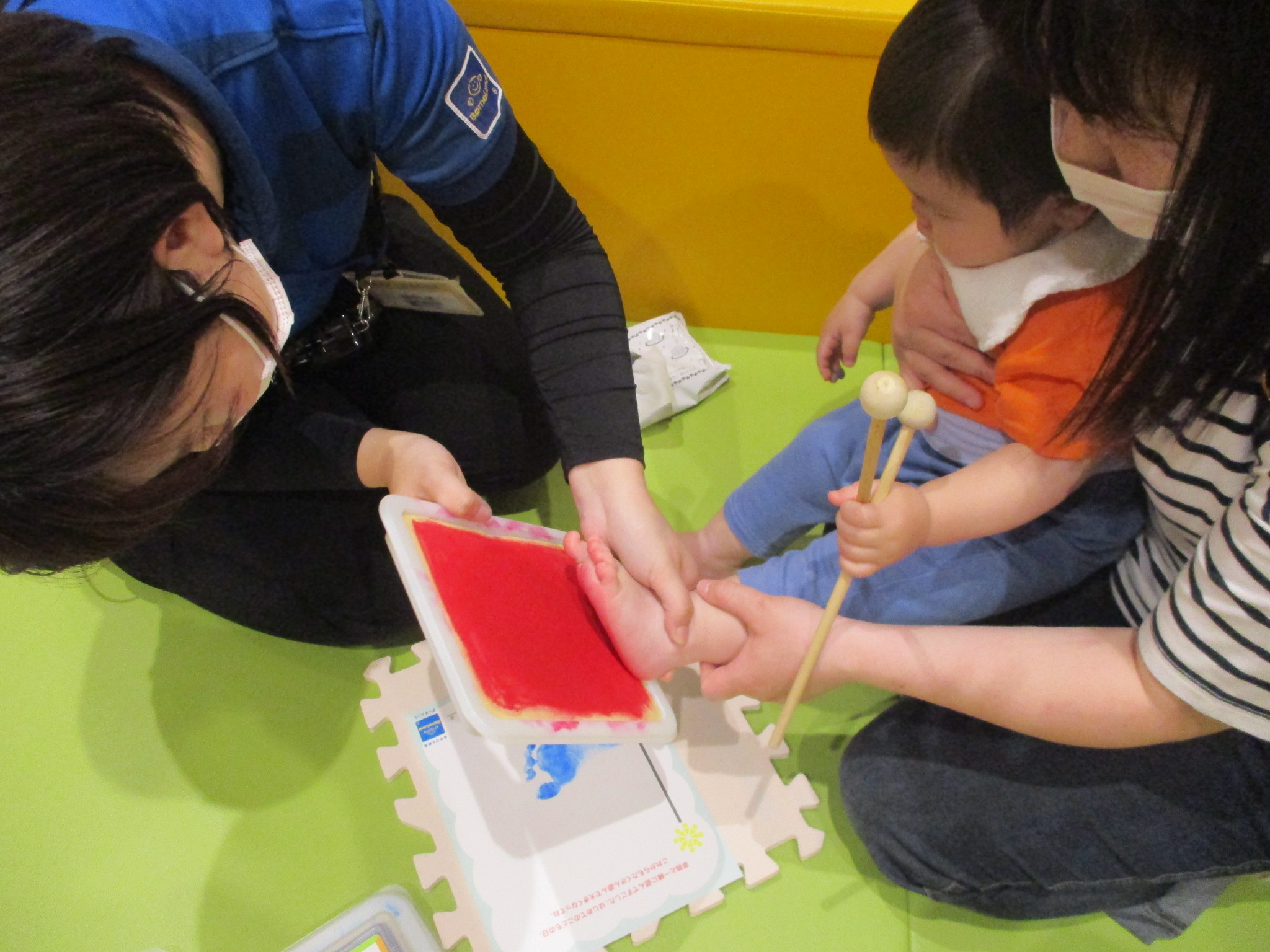 ベビーイベント「足型をとろう！」