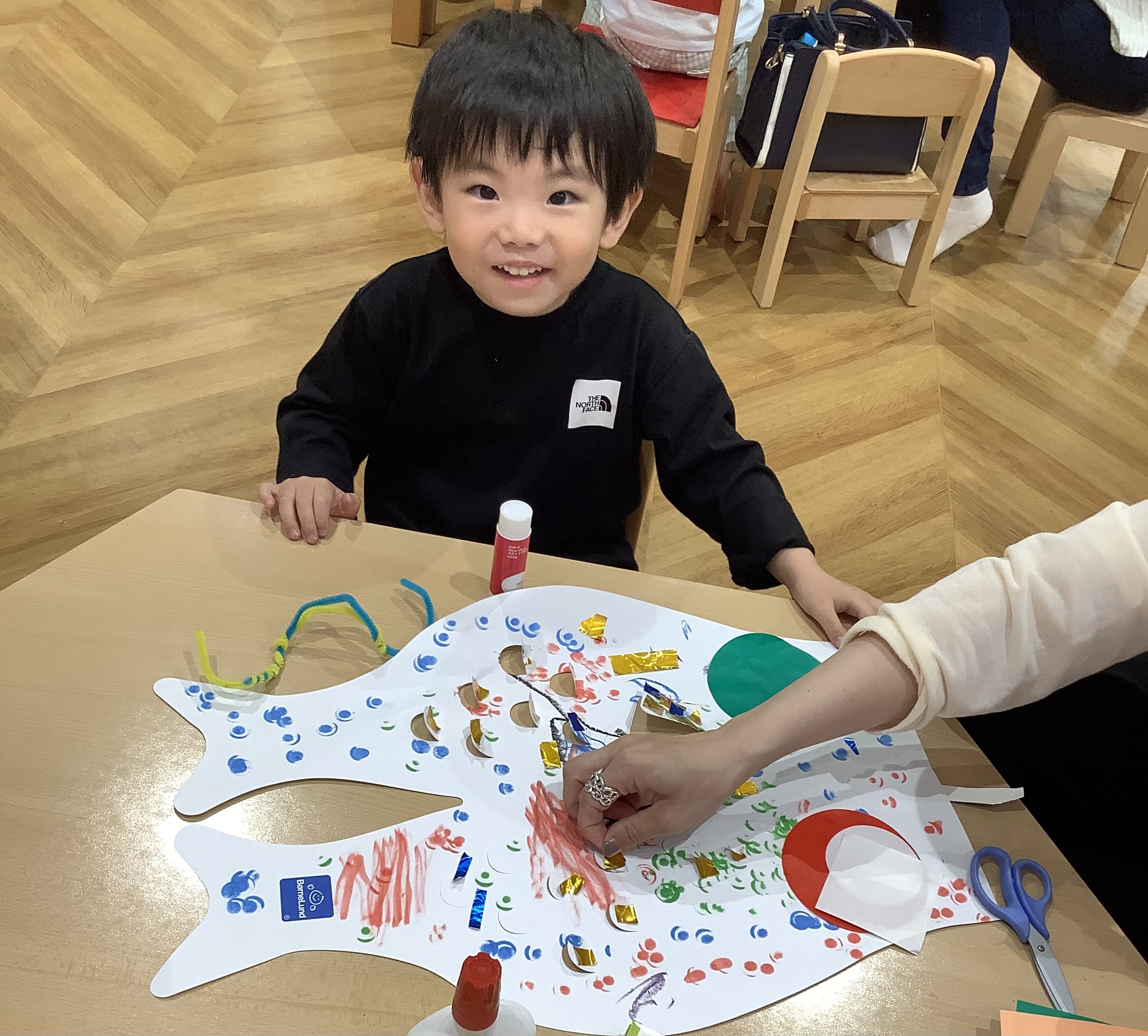 切って、貼って、描いて楽しもう！こいのぼりコラージュ