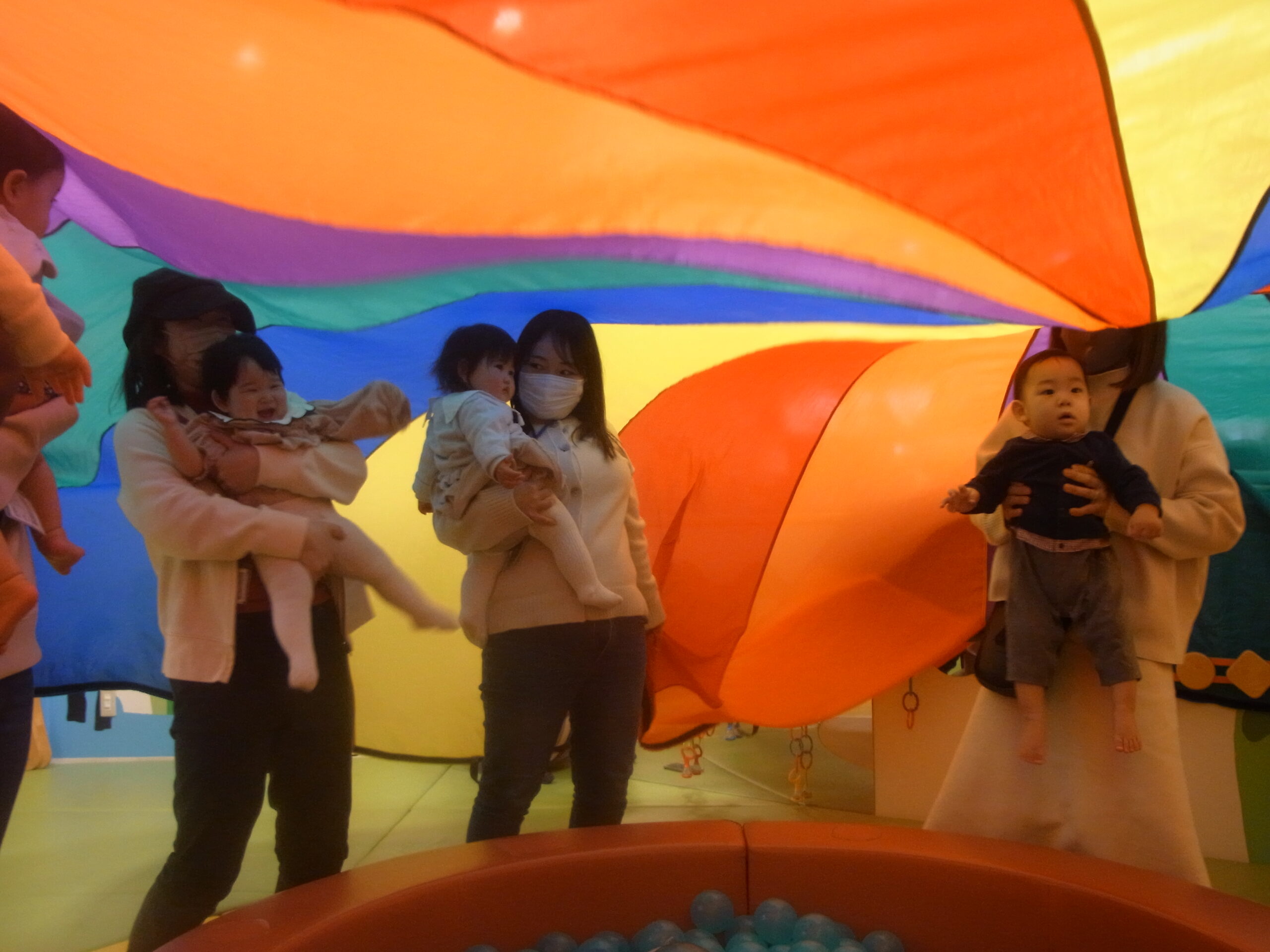 10月23日(木)　カラフルな大きな布で遊ぼう