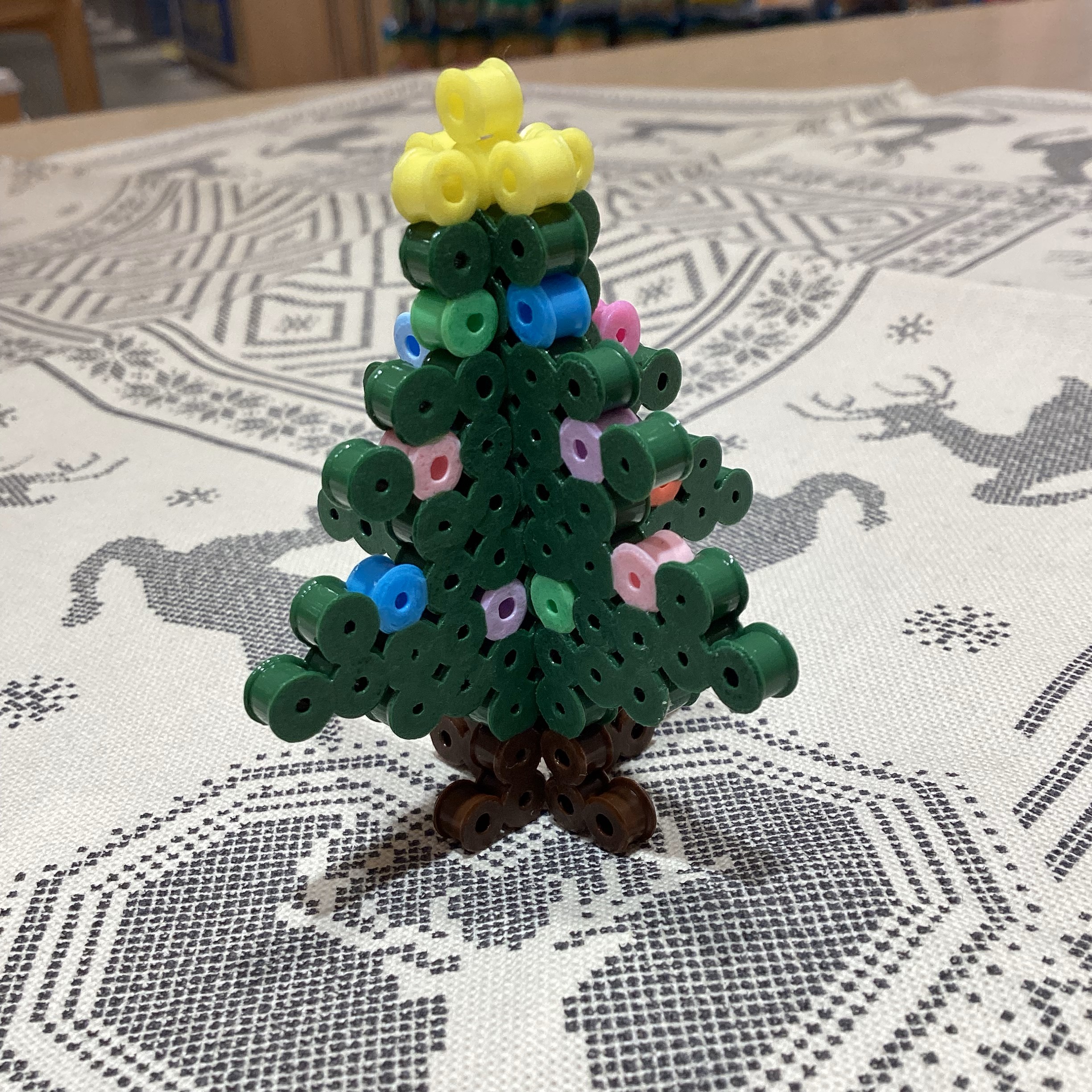 ハマビーズでクリスマスツリーをつくろう