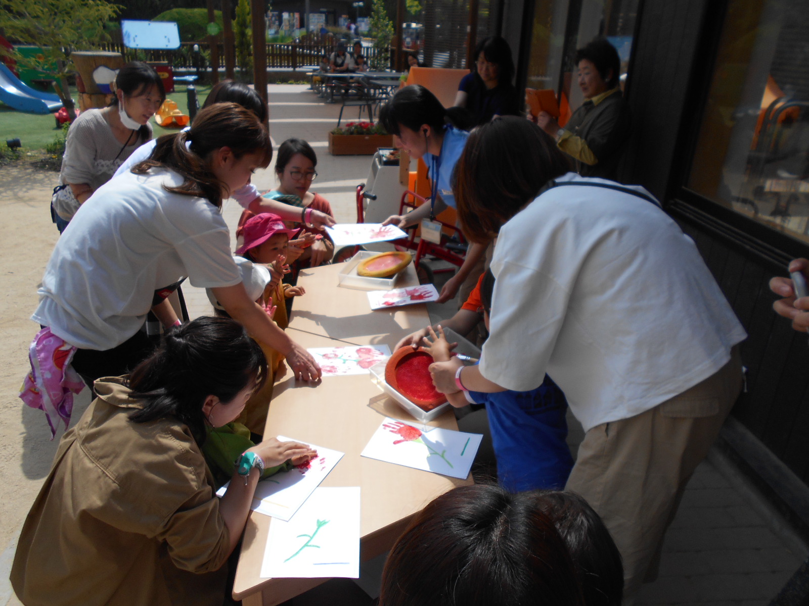 【イベント】手形でカーネーションをつくりました！