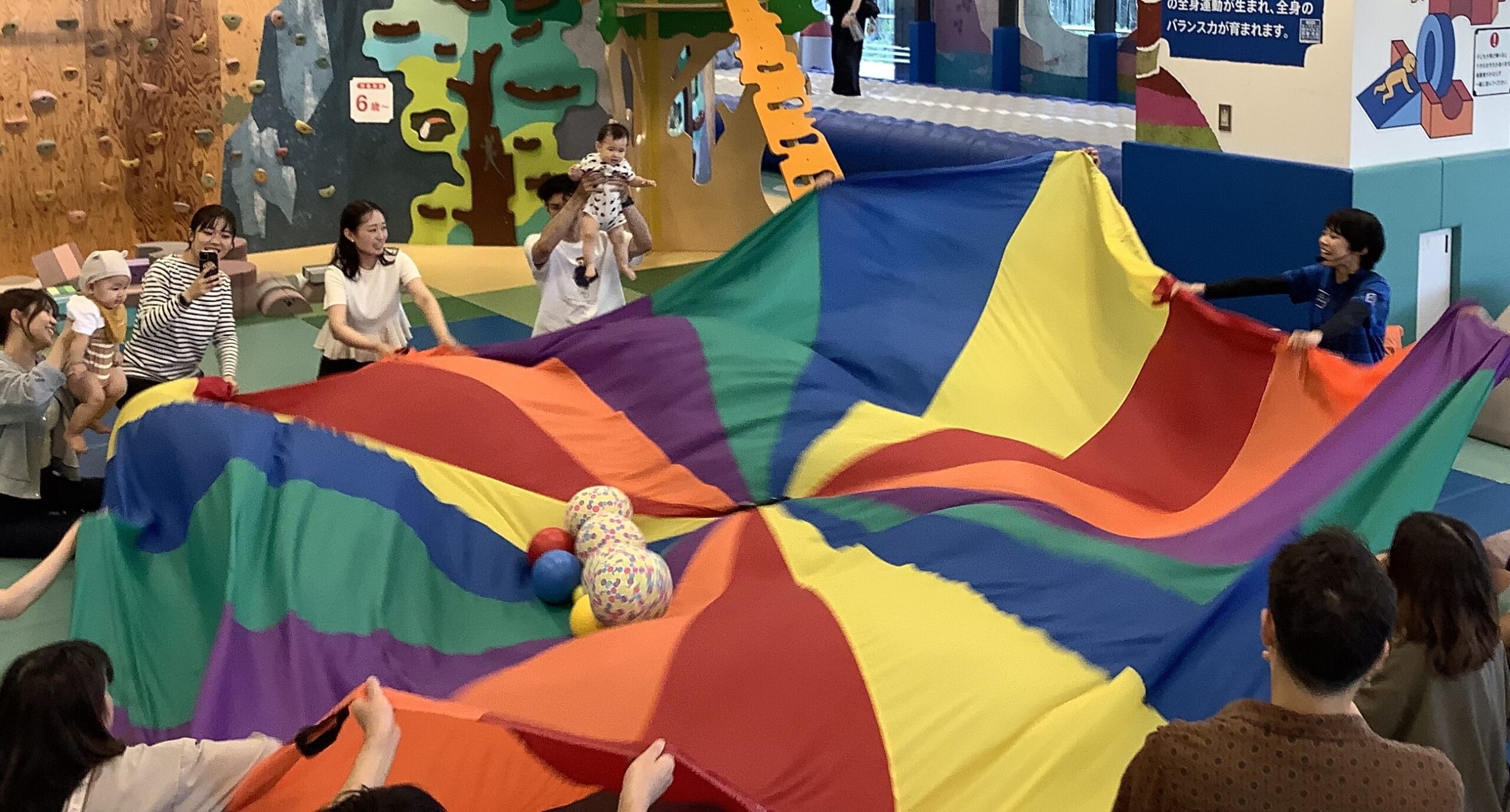 【ベビーイベント】パラシュートであそぼう