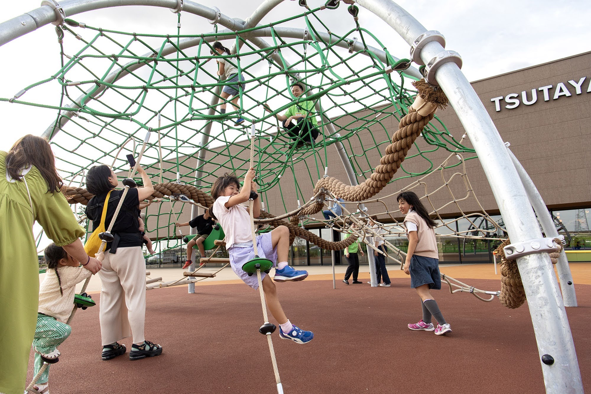 TSUTAYA BOOKSTORE常総インターチェンジ内「kusu-guru kids park」