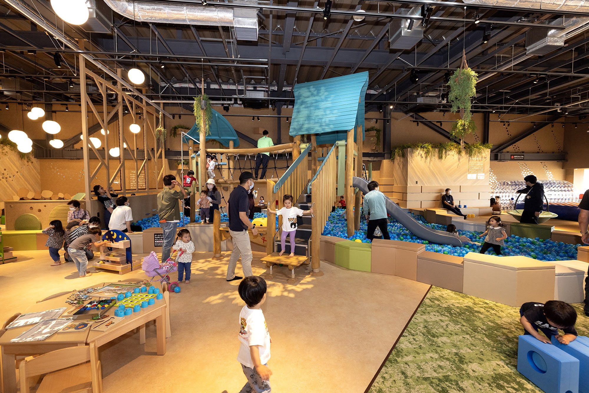 TSUTAYA BOOKSTORE常総インターチェンジ内「kusu-guru kids park」