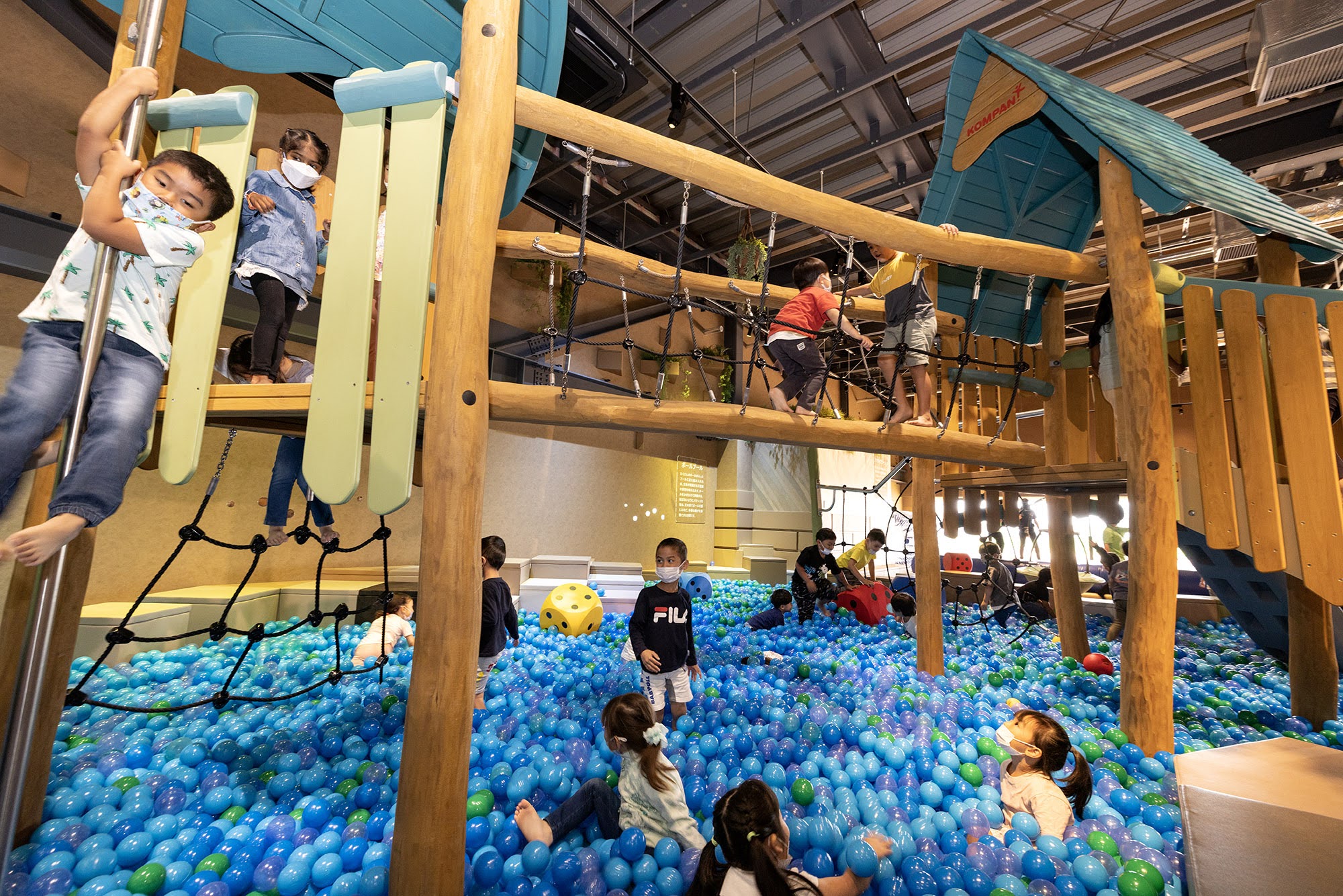 TSUTAYA BOOKSTORE常総インターチェンジ内「kusu-guru kids park」