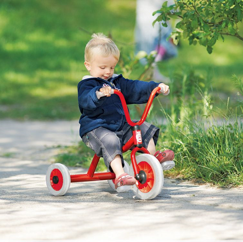 子どもにとって乗りやすい三輪車