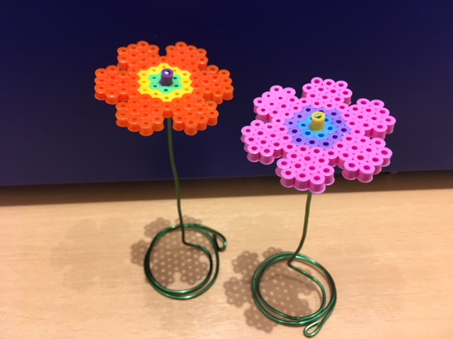 ハマビーズでお花をつくってプレゼントしよう ハマビーズでお花をつくってプレゼントしよう