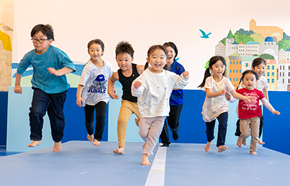 ①みんなでからだを動かそう！Playful Moving【開催日：7/18(土)～20(月・祝)、31(金) 、8/4(火)、13(木)、14(金)、16(日)、29(土)～31(月)】
