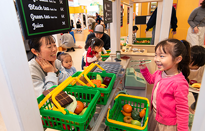 ④みんなと一緒にあそぼう！Playful Communication【開催日： 7/22(水)、27(月)、8/3(月)、18(火)、25(火)】