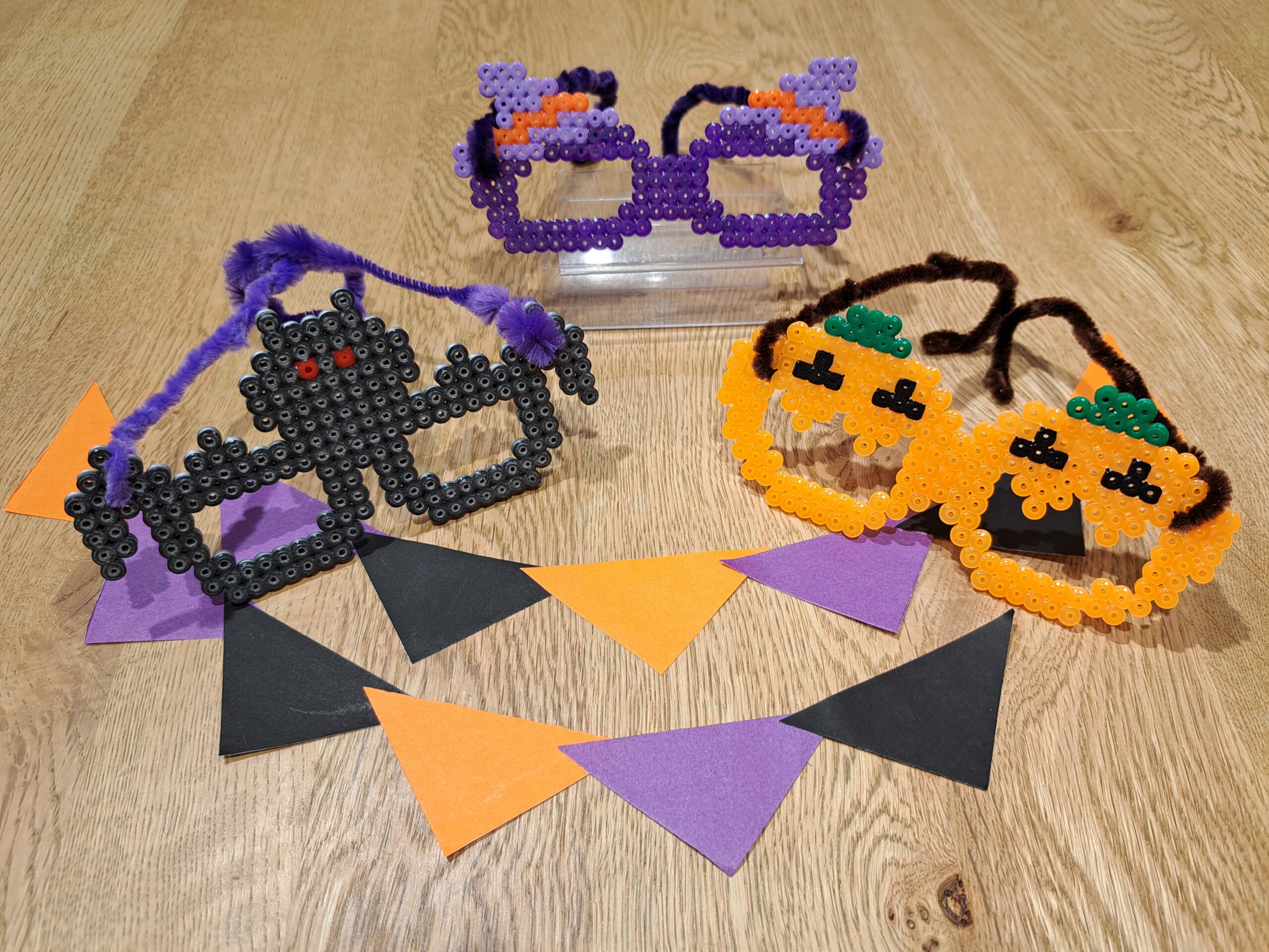 ★10月のクラフトイベント★    アイロンビーズでハロウィンなりきりメガネをつくろう！