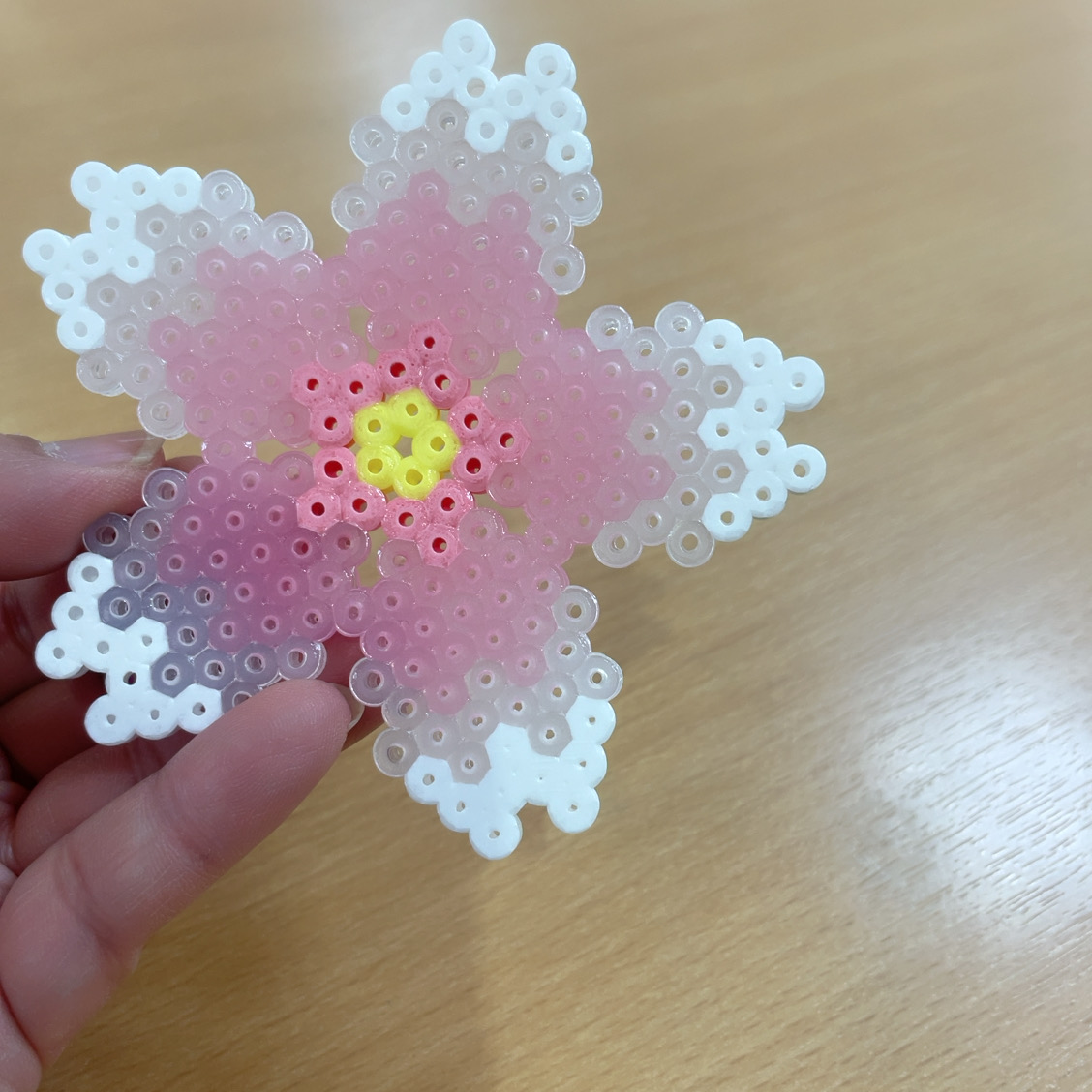アイロンビーズでさくらの花びらをつくろう！