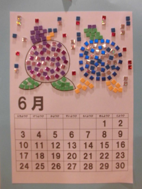 キラキラシールで6月のカレンダー作り