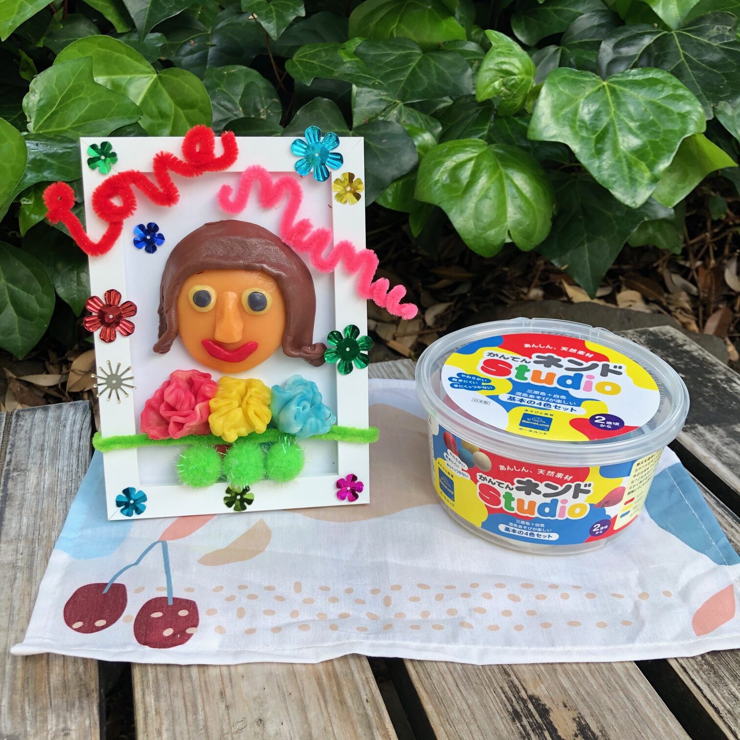 親子でいっしょに！かんてんネンドでおかあさんの顔を描こう