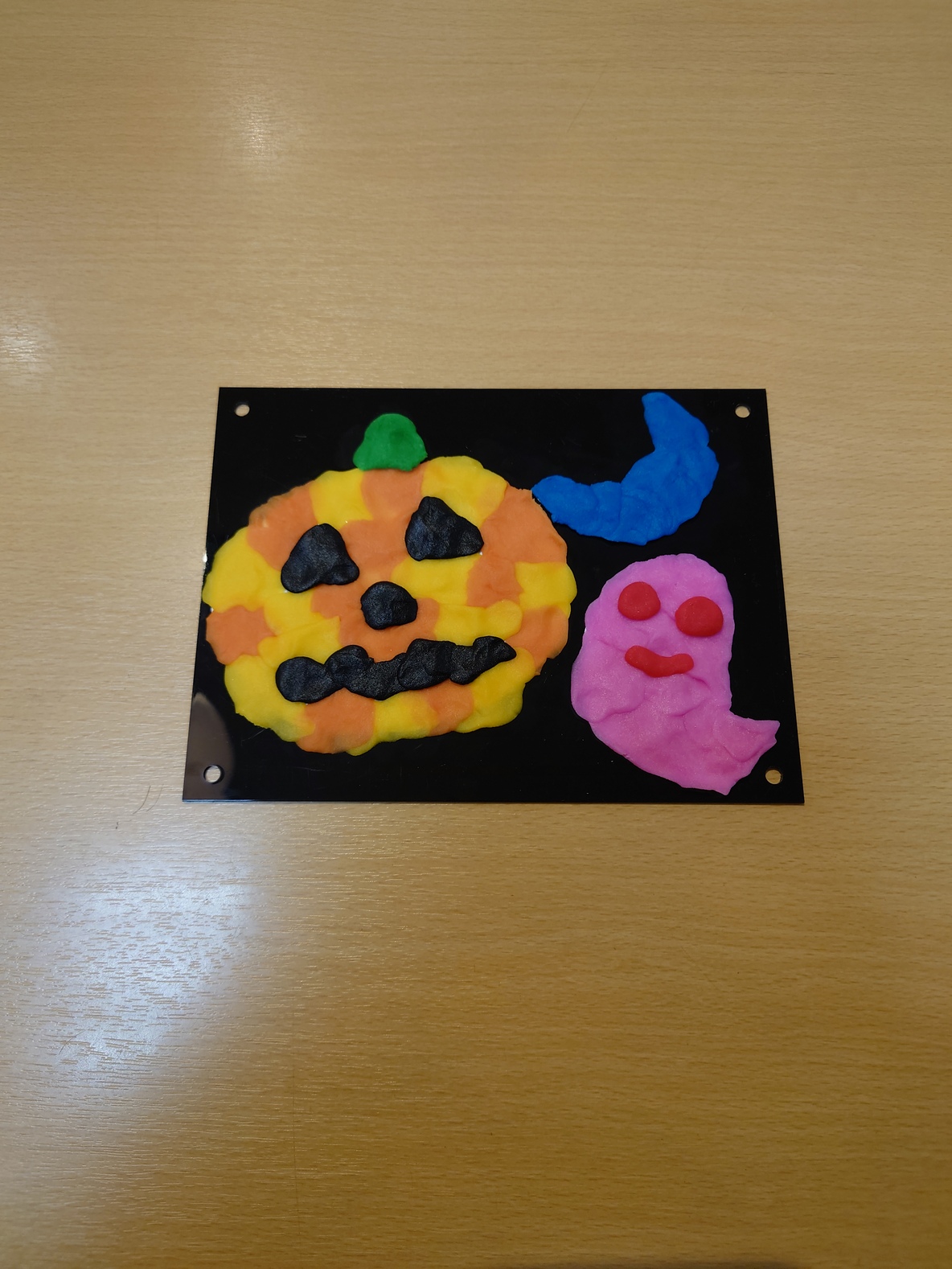 かんてんネンドでハロウィーンちぎり絵作り